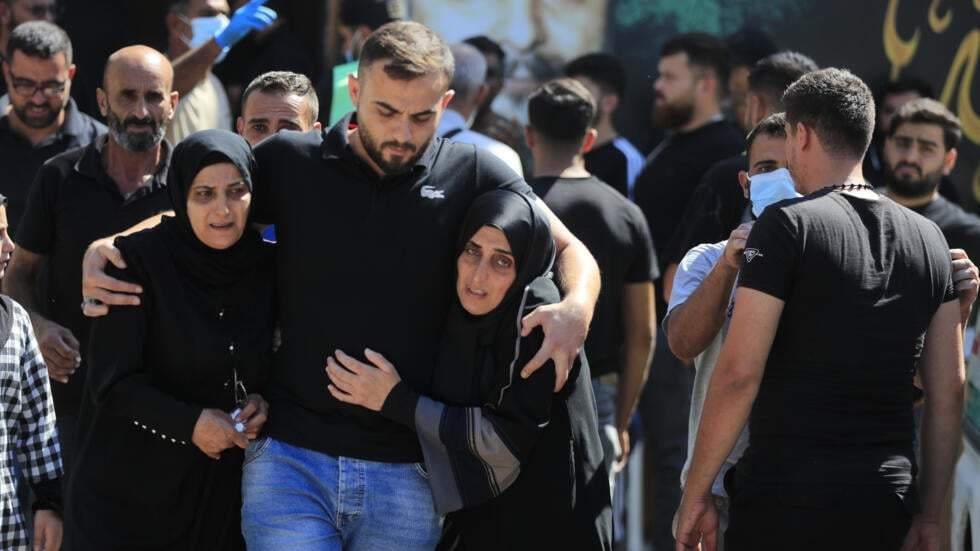 Varias personas reaccionan durante el cortejo fúnebre de sus familiares, muertos en los ataques aéreos israelíes del lunes, en la localidad de Saksakieh, en el sur del Líbano, el martes 24 de septiembre de 2024