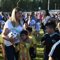 Gloria Ruiz inauguró la cancha de una escuela de fútbol en Plottier