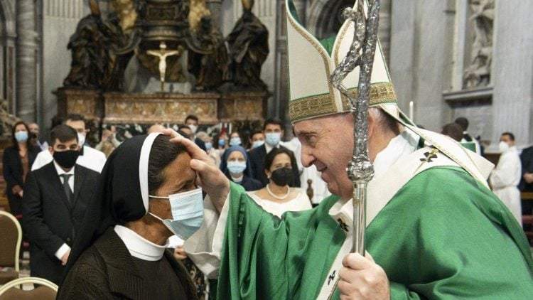 El religioso junto a Gloria Cecilia Narváez, de la congregación de las Franciscanas de María Inmaculada