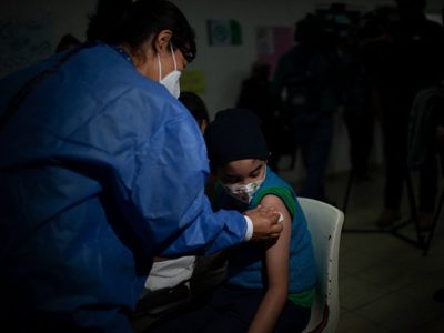México deja en suspenso su denuncia contra ONU tras promesa de más vacunas contra covid-19