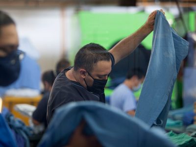 Expertos afirman que el coronavirus viaja por el aire