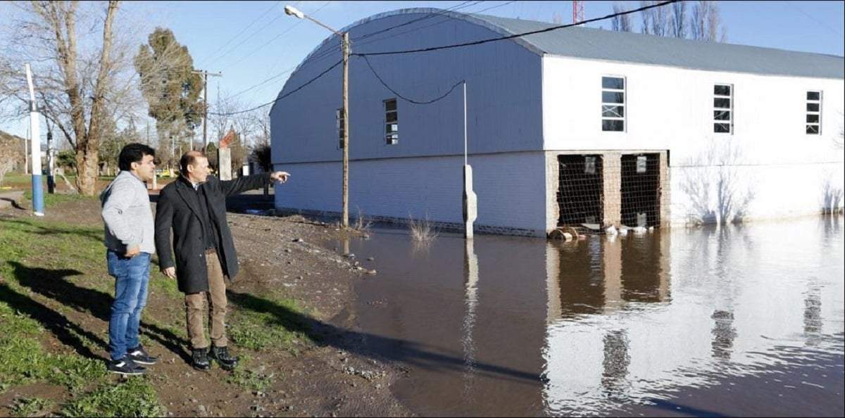 El gobernador visitó Sauzal Bonito y otros lugares afectados por el temporal. Fuente: (Neuquén Gobierno)