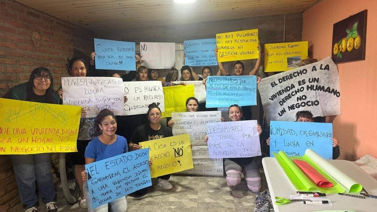 Protesta de vecinos de Buta Ranquil por el valor de las cuotas. Fuente: (Facebook)