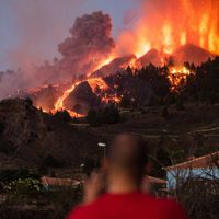 Desesperación en la terminal de ferrys de La Palma: cientos de personas intentan evacuar la isla