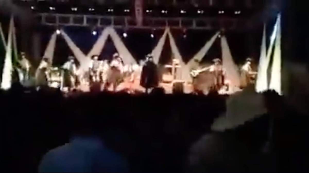 El momento de la balacera, durante el baile