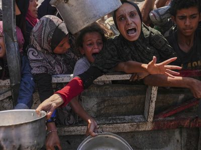 Mueren 20 personas al volcarse un camión con ayuda en Gaza; aumentan víctimas mortales por hambre