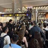 Reportan fallas y colapso en el Aeropuerto Internacional de Madrid