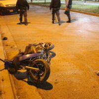 Un motociclista intentó una maniobra de sobrepaso y chocó