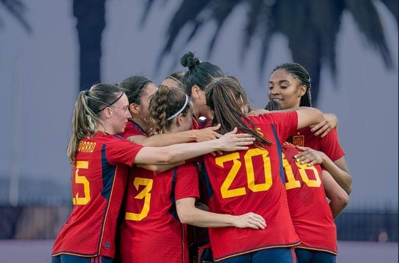Selección española femenina de futbol. Concentradas bajo presión