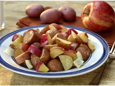 Receta rápida para días apurados: ensalada de papas, manzana y salchichas con toque de la cocina alemana