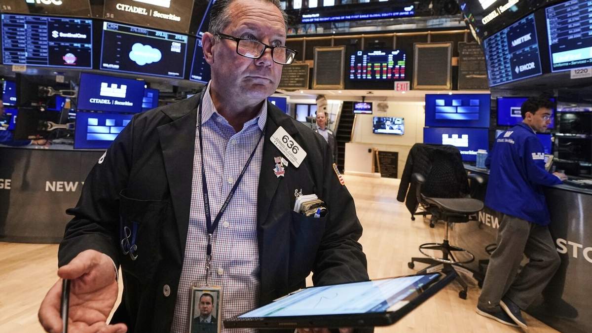 El corredor de bolsa Edward Curran trabaja en el piso de remates de la Bolsa de Valores de Nueva York