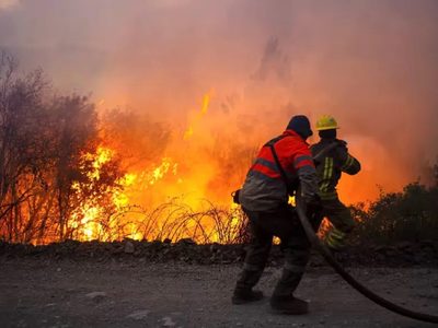 El Gobierno oficializa el envío de $100 mil millones a Bomberos Voluntarios en plena crisis de incendios en la Patagonia