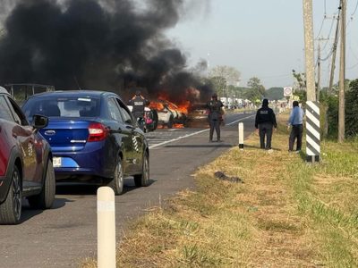 Integrantes de un grupo criminal queman vehículos tras la captura de su líder (Video)