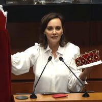 Lilly Téllez regala corona, capa y cetro al “reyezuelo” Fernández Noroña (Video)