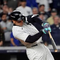 Judge rompe la mala racha de bateo, luego comete error para remontada de Dodgers
