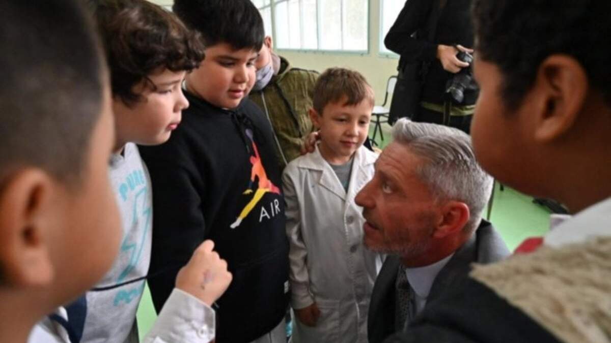 Mariano Arcioni estuvo con estudiantes y docentes de escuelas primarias. Fuente: (redes sociales).