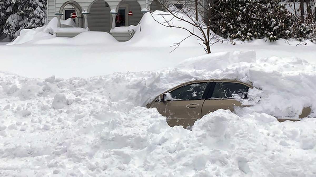 Policías de Nueva York rescataron a un hombre de 58 años atrapado bajo la nieve