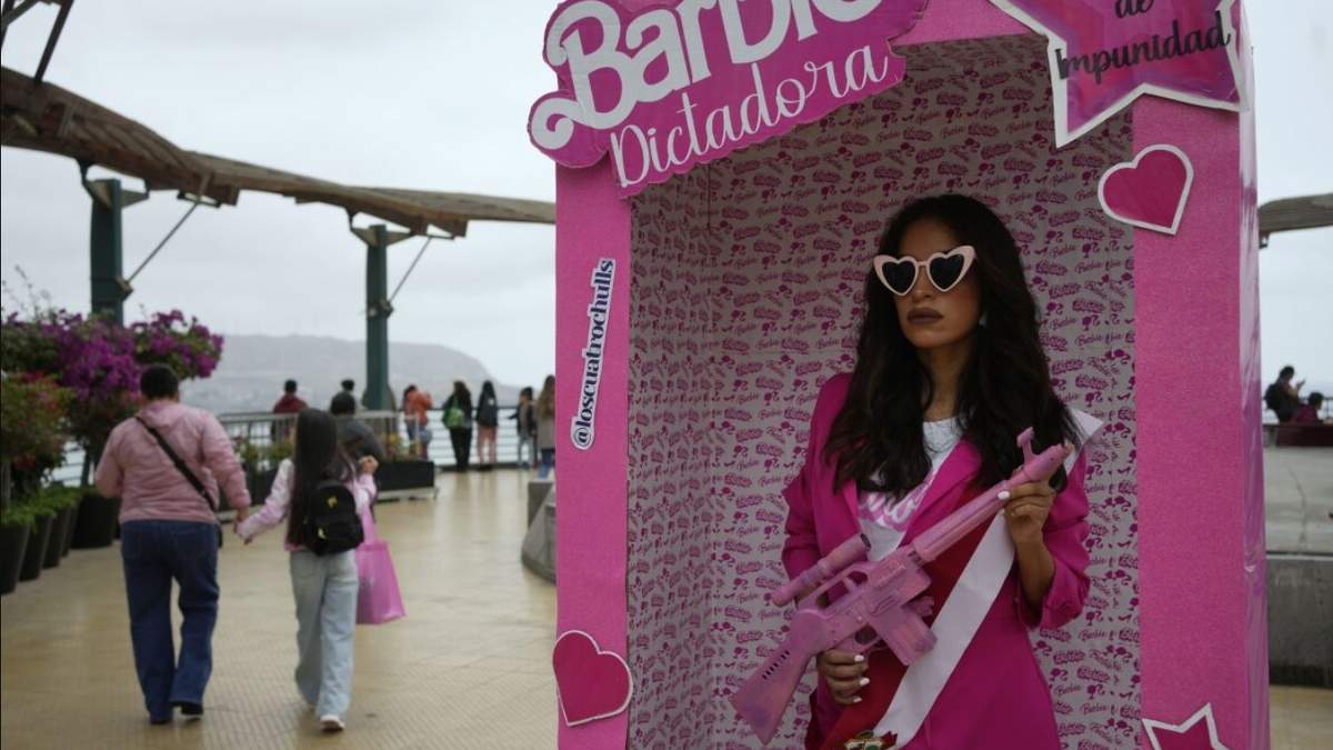 Una manifestante antigubernamental, disfrazada de "Barbie Dictadora", sostiene un rifle de asalto de juguete, durante una protesta contra la presidenta Dina Boluarte en Lima, Perú