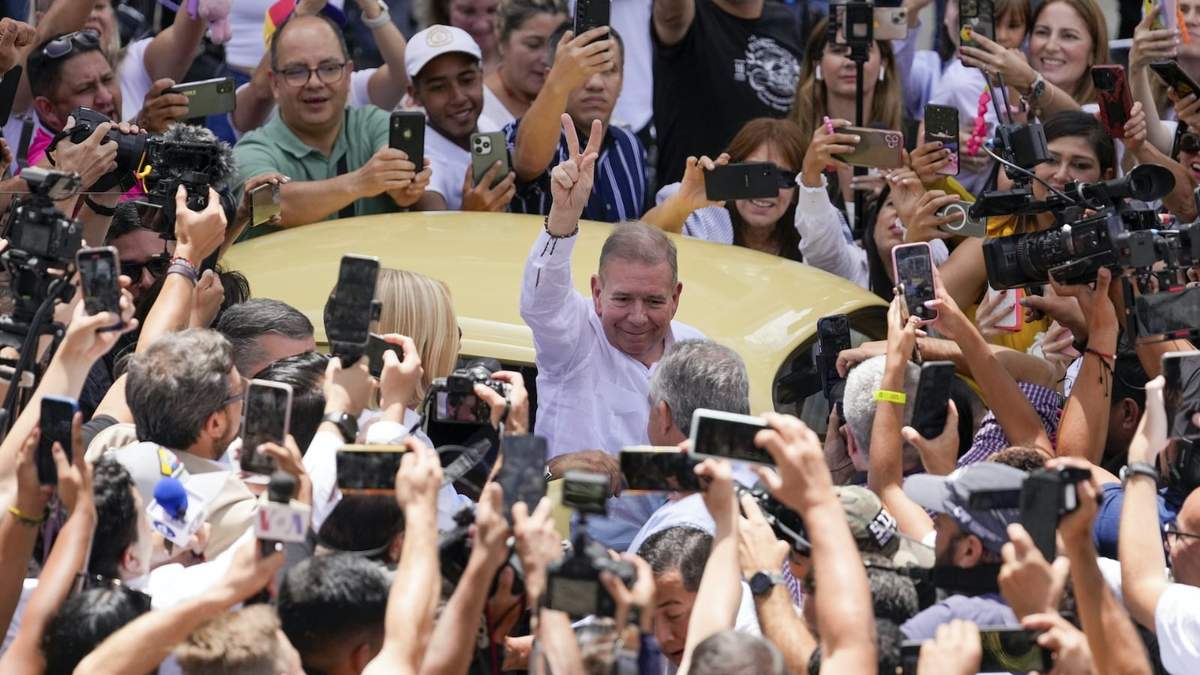 Edmundo González hace un signo de victoria cuando llega a votar