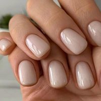 Si estás cansada de que el esmalte se te salte rápido, probá con una manicura nude y vas a notar la diferencia desde el primer día