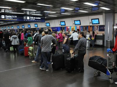 Se reportan vuelos demorados y cancelados en Ezeiza y Aeroparque por la tormenta eléctrica
