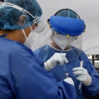 Cinco de cada 10 muertes por covid-19 entre el personal de salud son médicas o médicos