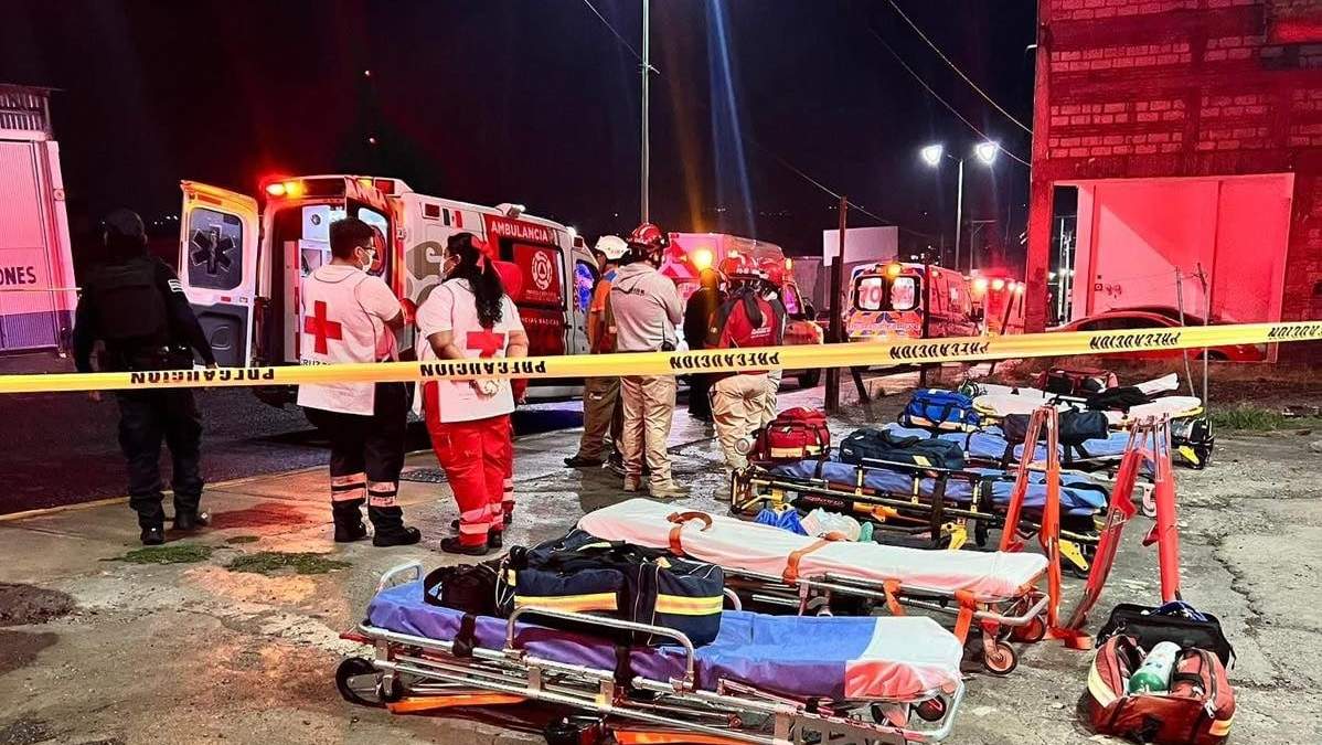 Servicios de emergencia acuden a la escena del incendio