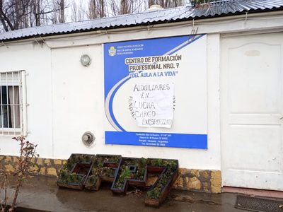 Reclamo de auxiliares de servicio por sobrecarga laboral y vacantes sin cubrir en Chos Malal