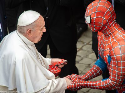 El papa Francisco recibió la sorpresiva visita de “Spiderman” en el Vaticano