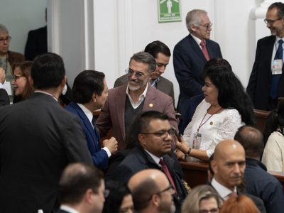 Exhiben en redes imágenes de Sergio Mayer aparentemente dormido en el informe de Brugada