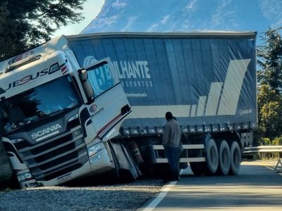 Camión terminó en una zanja y atravesado en la ruta: perdió el control cerca de Villa La Angostura