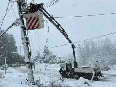 Gobierno y EPEN trabajan para restaurar el servicio eléctrico en la zona afectada por el temporal