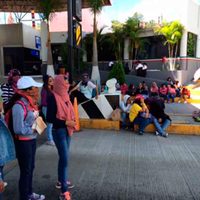 Normalistas toman caseta de la autopista siglo XXI y CNTE alista marcha, en Michoacán