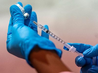 Pfizer adelanta que podría tener lista en marzo una vacuna adaptada a ómicron