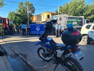 Un joven policía falleció al impactar contra un camión del Cliba en el barrio Gran Neuquén Sur