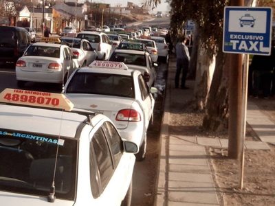 Suben las tarifas de taxis en Centenario: vecinos expresan su descontento