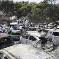 Condenan en Grecia a exfuncionarios de bomberos por incendio que mató a más de cien personas
