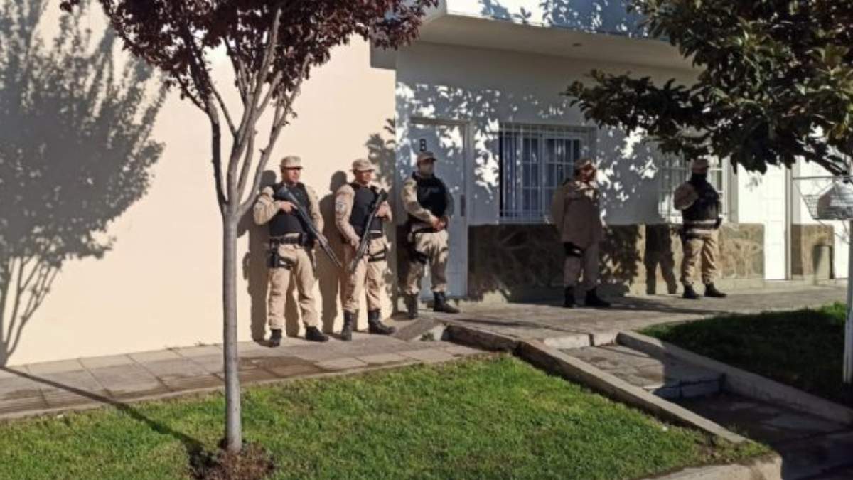 Allanamiento en un kiosco narco. Fuente: (Gisela Iglesias)
