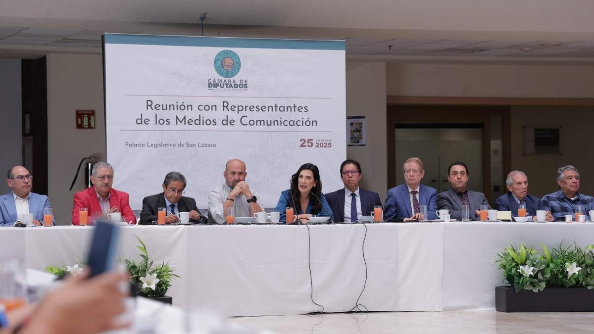 Kenia López Rabadán en la reunión con medios
