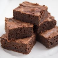 Brownie sin chocolate en barra ni manteca: tentate con esta receta exprés para la hora de la merienda