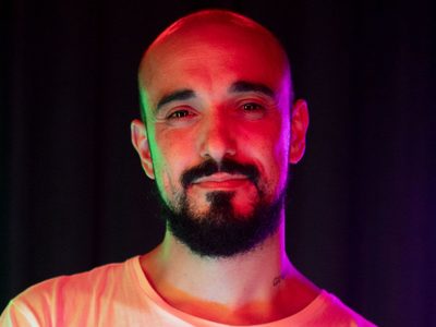 La increíble transformación de Abel Pintos para su último video