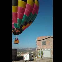 Video muestra el choque de un globo aerostático contra una vivienda en León