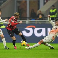 Santiago Giménez aporta asistencia en debut con el Milan para avanzar a semis de Copa Italia (Video)