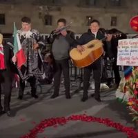 A las puertas de Palacio, le llevan mariachis a Gutiérrez Müller por su cumpleaños (Video)