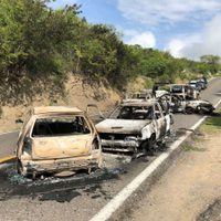 Grupo armado ataca a policías, mata a uno, hiere a cinco e incendia vehículos en Guerrero (Video)