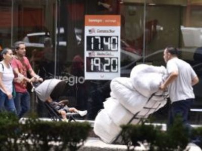 En espera de la decisión monetaria de Banxico, el peso se deprecia ante un dólar fortalecido