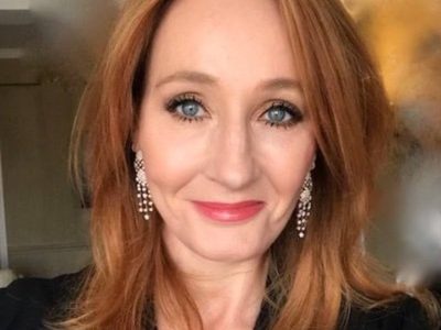 Escuela retira nombre de autora de saga de Harry Potter por sus comentarios transfóbicos