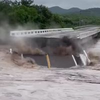 Remanentes de "Nora" pegan a Sinaloa; hay 2 ríos desbordados