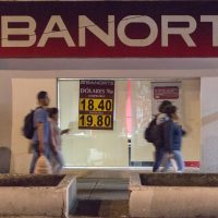 El peso ignora amenazas de Trump y abre semana con ganancias frente al dólar