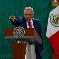 AMLO llama "supremo poder conservador" al INE por cancelar candidaturas de Salgado y Morón